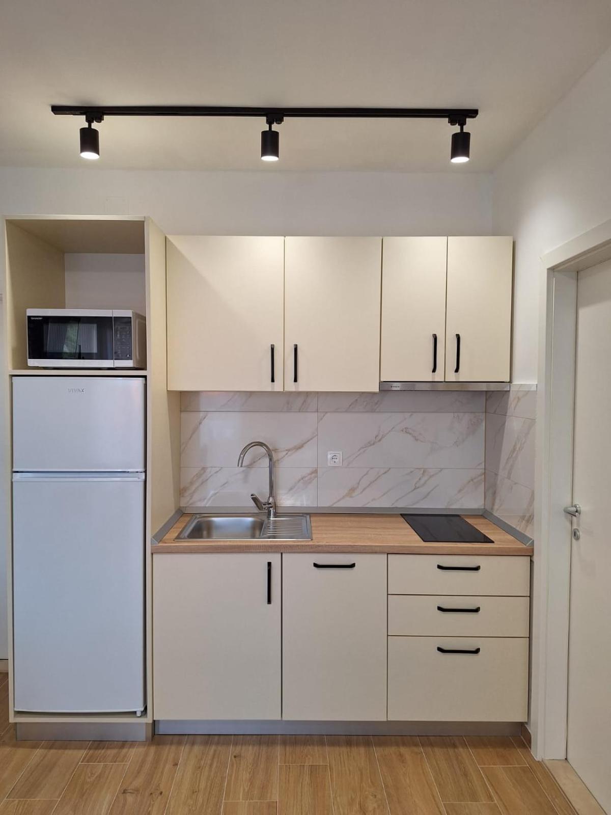 פריבלאקה Apartmani Marino מראה חיצוני תמונה