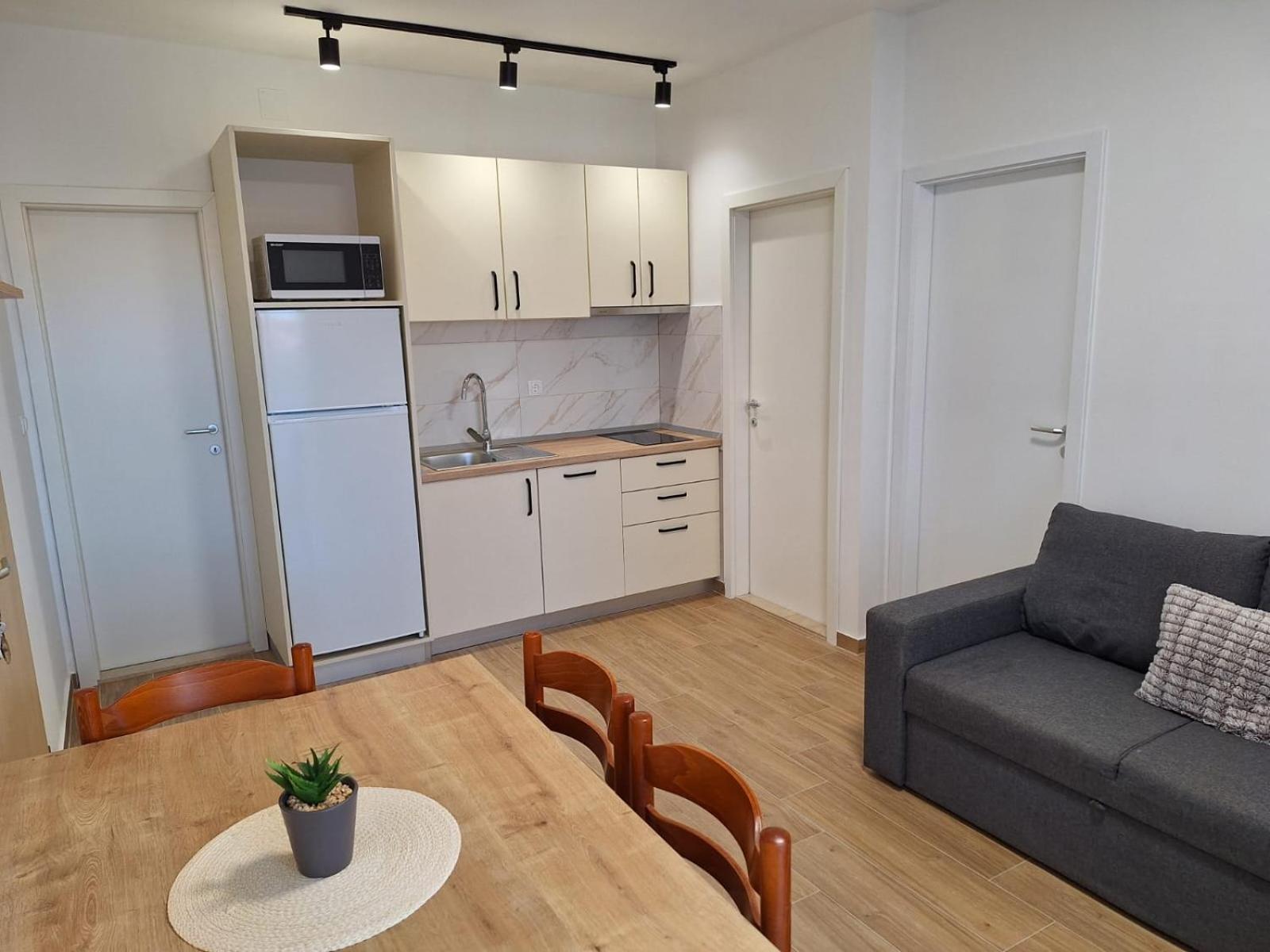פריבלאקה Apartmani Marino מראה חיצוני תמונה