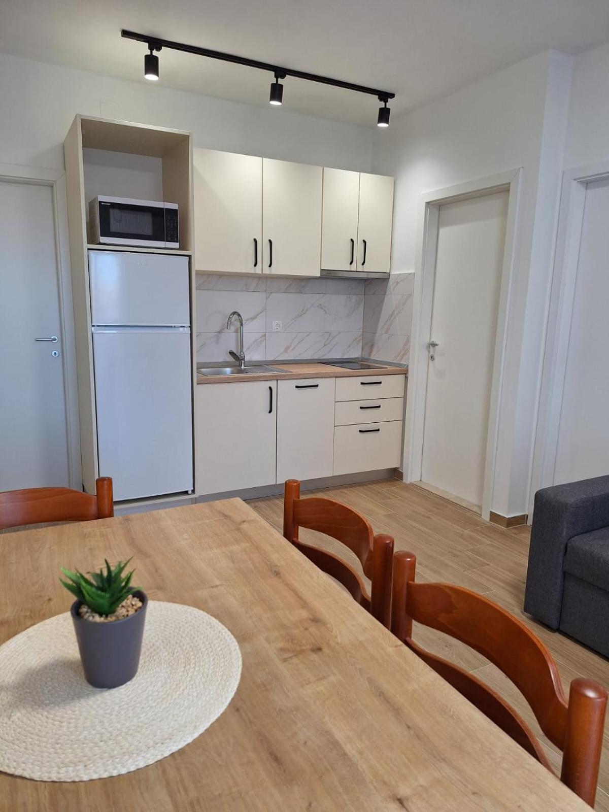 פריבלאקה Apartmani Marino מראה חיצוני תמונה