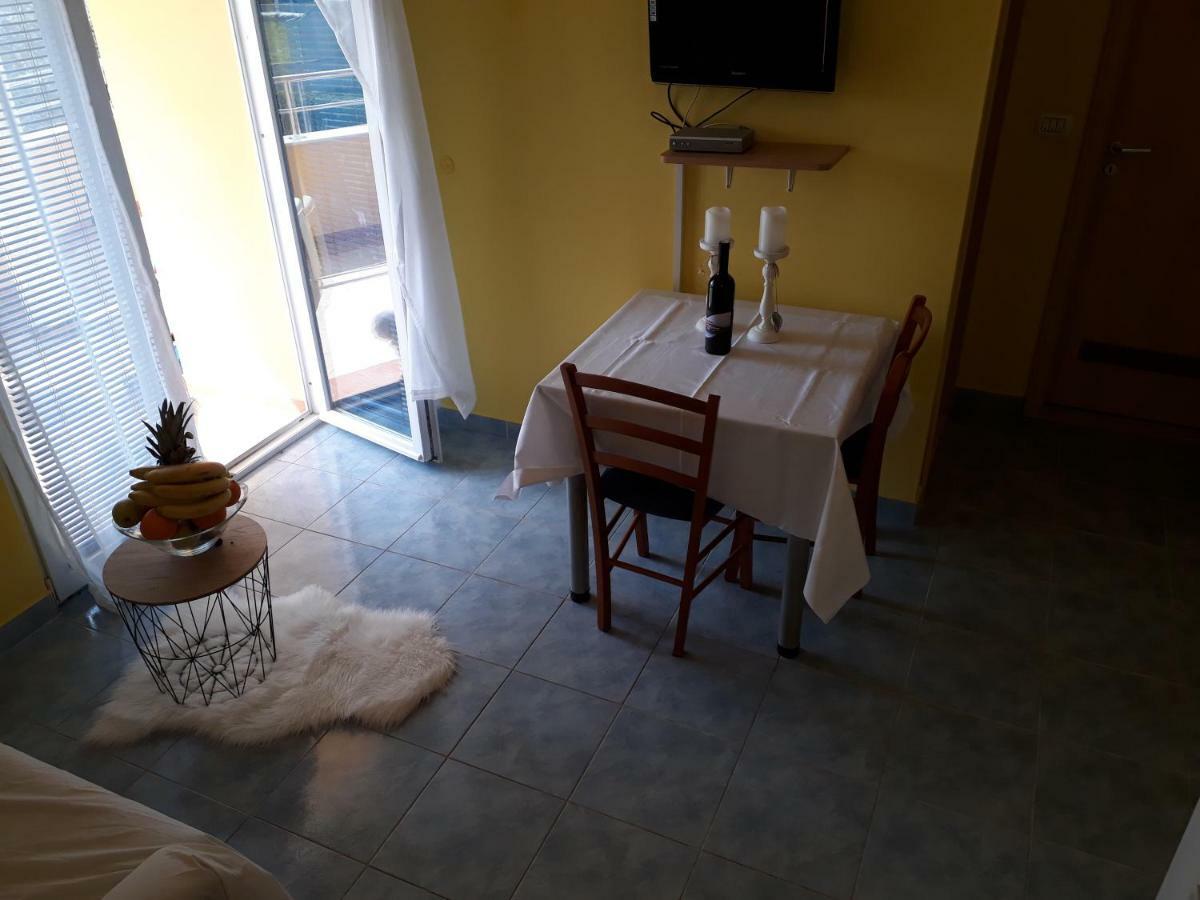 פריבלאקה Apartmani Marino מראה חיצוני תמונה